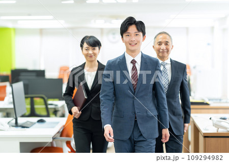 オフィスで働くミドルの男女のビジネスマンと新入社員 オフィスで働くミドルの男女のビジネスマンと新入社員 109294982