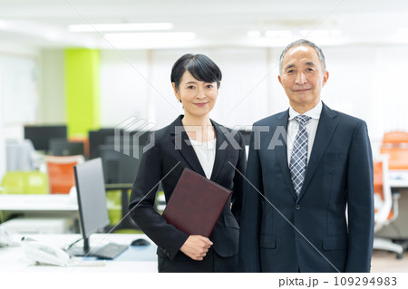 オフィスで働く管理職のミドルの男女のビジネスマン 109294983