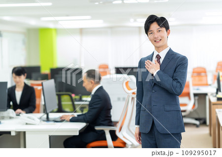オフィスで働く新入社員の男性のビジネスマン オフィスで働く新入社員の男性のビジネスマン 109295017