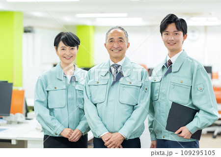 オフィスで働く作業服を着た管理職の男女と新入社員のビジネスマン オフィスで働く作業服を着た管理職の男女と新入社員のビジネスマン 109295105
