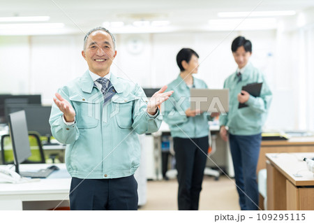 オフィスで働く作業服を着た管理職のビジネスマン オフィスで働く作業服を着た管理職のビジネスマン 109295115