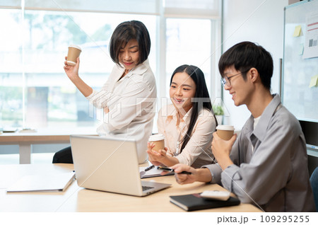 Group of Asian business people are in the meeting, talking and brainstorming on a new project. 109295255