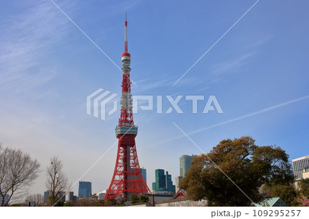 Tokyo's iconic Tokyo Tower as seen from a...の写真素材 [109295257] - PIXTA