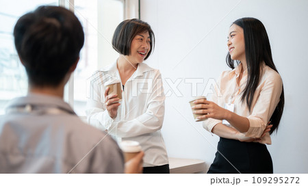 Group of friendly and happy diverse Asian businesspeople are enjoying chatting during a coffee break 109295272