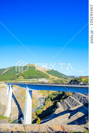 初秋の新阿蘇大橋　熊本県阿蘇郡 109295467