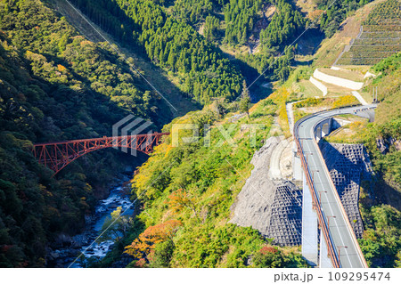 初秋の第一白川橋梁と阿蘇長陽大橋 熊本県阿蘇郡 初秋の第一白川橋梁と阿蘇長陽大橋 熊本県阿蘇郡 109295474