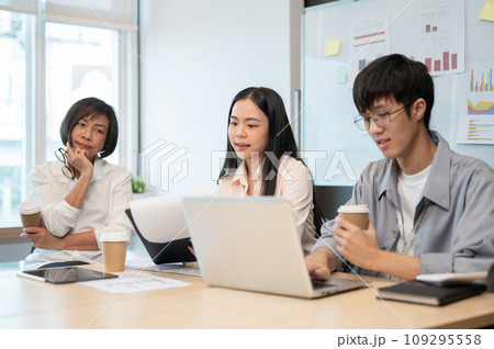 Group of professional Asian businesspeople are in the meeting, brainstorming and discussing. 109295558