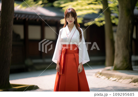 巫女装束の女性 109295685