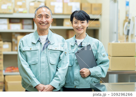 倉庫で梱包するミドルの男女の作業員 109296266