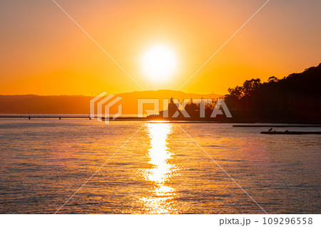 海に沈んでゆく夕陽 109296558