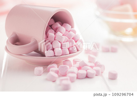 Mini sweet marshmallows candy in coffee mug. Mini sweet marshmallows candy in coffee mug. 109296704