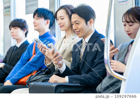 通勤電車のミドルのビジネスマン　撮影協力「京王電鉄株式会社」　 109297666