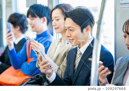 通勤電車のミドルのビジネスマン 撮影協力「京王電鉄株式会社」 通勤電車のミドルのビジネスマン 撮影協力「京王電鉄株式会社」 109297668