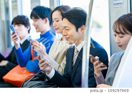 通勤電車のミドルのビジネスマン 撮影協力「京王電鉄株式会社」 通勤電車のミドルのビジネスマン 撮影協力「京王電鉄株式会社」 109297669