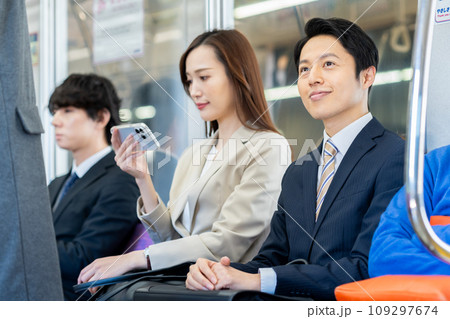 通勤電車のミドルのビジネスマン　撮影協力「京王電鉄株式会社」　 109297674
