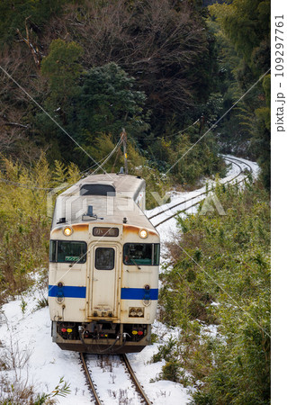 積雪した山間を走る国鉄型気動車キハ47系 積雪した山間を走る国鉄型気動車キハ47系 109297761