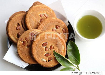 お茶の時間 豆菓子と緑茶 お茶の時間 豆菓子と緑茶 109297808