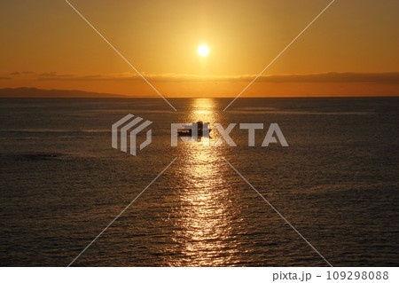 日の出と漁船 桂浜 冬 (高知県 高知市 竜王岬展望台より) 日の出と漁船 桂浜 冬 (高知県 高知市 竜王岬展望台より) 109298088