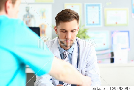 Doctor talks and listens to patient in clinic 109298098