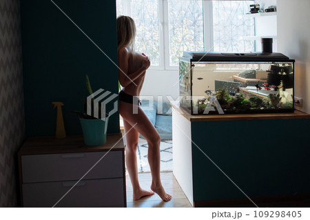 Silhouette of beautiful slim woman against the window Silhouette of beautiful slim woman against the window 109298405