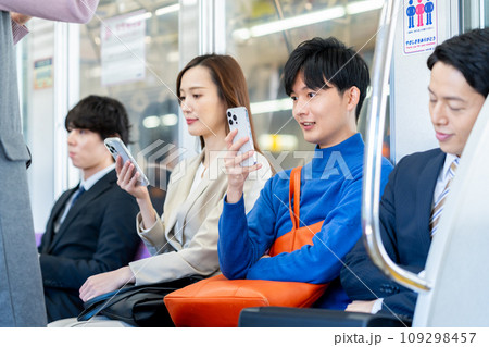 電車の若い男性 撮影協力「京王電鉄株式会社」 電車の若い男性 撮影協力「京王電鉄株式会社」 109298457