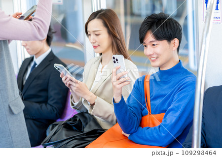 電車の若い男性 撮影協力「京王電鉄株式会社」 電車の若い男性 撮影協力「京王電鉄株式会社」 109298464