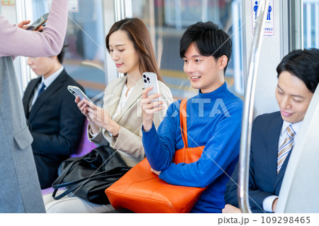 電車の若い男性　撮影協力「京王電鉄株式会社」 109298465