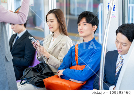 電車の若い男性　撮影協力「京王電鉄株式会社」 109298466