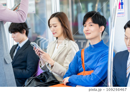 電車の若い男性　撮影協力「京王電鉄株式会社」 109298467