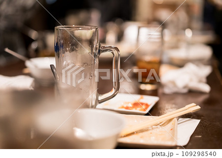 飲み終わったグラス 飲み終わったグラス 109298540