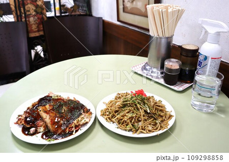 下町情緒たっぷりの老舗お好み焼き店(東京都台東区千束3丁目) 下町情緒たっぷりの老舗お好み焼き店(東京都台東区千束3丁目) 109298858