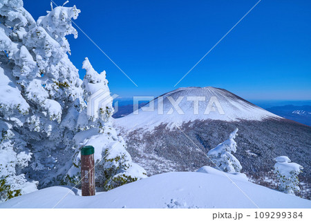 冬の長野県と群馬県の県境にある浅間山を黒斑山(くろふやま)山頂から眺める 冬の長野県と群馬県の県境にある浅間山を黒斑山(くろふやま)山頂から眺める 109299384