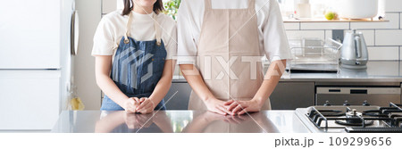 キッチンで料理する笑顔の夫婦 109299656