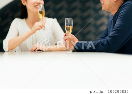バーでお酒を飲む男女　撮影協力：WEEK芝大門（サンフロンティア不動産） 109299833