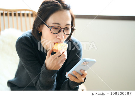 レモンケーキを食べる女性 109300597