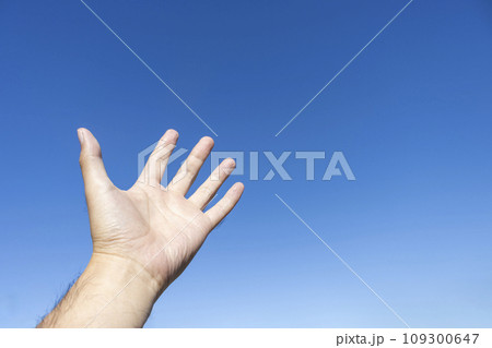 青空に伸ばす男の手（30代、日本人） 109300647