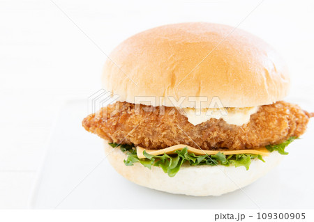 チーズとレタスが入った美味しいフィッシュバーガー 109300905