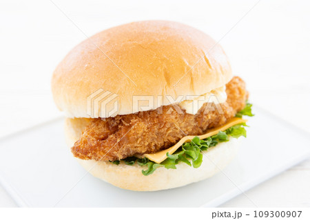 チーズとレタスが入った美味しいフィッシュバーガー 109300907
