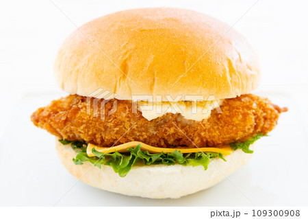 チーズとレタスが入った美味しいフィッシュバーガー 109300908