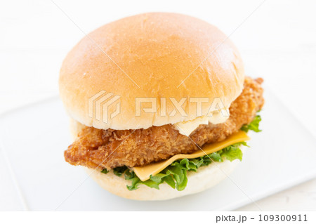 チーズとレタスが入った美味しいフィッシュバーガー 109300911