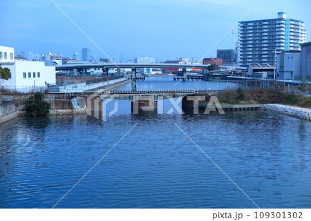 兵庫運河に架かる、和田岬線（JR西日本）の旋回橋（現在は固定） 109301302