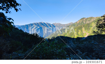 夏の爺ヶ岳登山（柏原新道から針ノ木岳・蓮華岳方面の眺め） 109301671