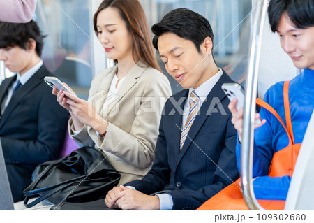 通勤電車のミドルのビジネスマン 撮影協力「京王電鉄株式会社」 通勤電車のミドルのビジネスマン 撮影協力「京王電鉄株式会社」 109302680