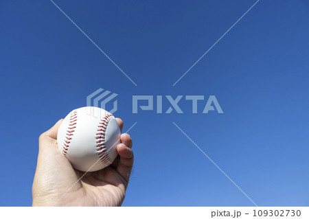 青空と野球のボールを握る男の手(30代、日本人) 青空と野球のボールを握る男の手(30代、日本人) 109302730