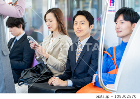通勤電車のビジネスマン　　撮影協力「京王電鉄株式会社」 109302870