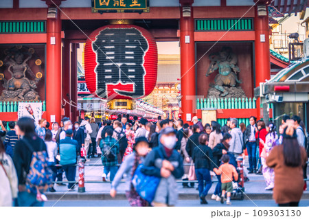 日本の東京都市景観 10週減。脱コロナ…外国人で賑う浅草寺。撲滅のマ姿、日本人に再び…=22日 日本の東京都市景観 10週減。脱コロナ…外国人で賑う浅草寺。撲滅のマ姿、日本人に再び…=22日 109303130
