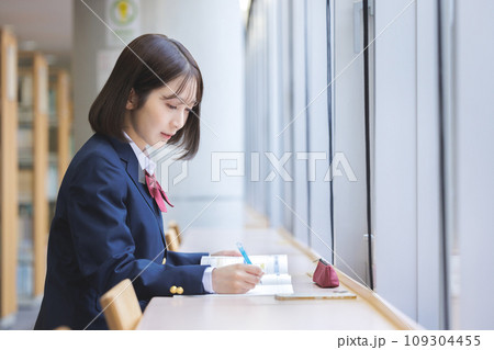図書館で勉強する女子高生 撮影協力:有明教育芸術短期大学 図書館で勉強する女子高生 撮影協力:有明教育芸術短期大学 109304455