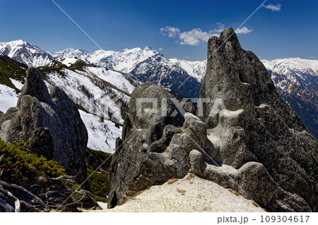 北アルプス・燕岳稜線のイルカ岩と残雪の槍ヶ岳 109304617