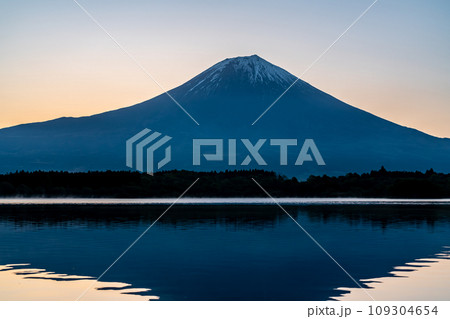 【静岡県】田貫湖から見る朝焼けの富士山 109304654