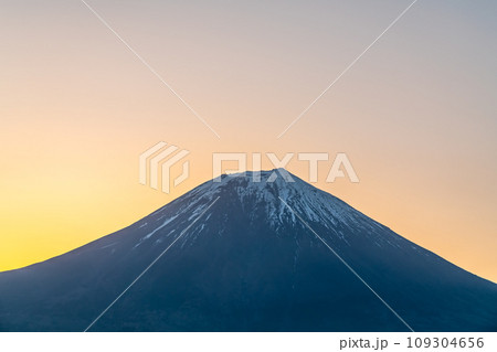 【静岡県】田貫湖から見る朝焼けの富士山 109304656